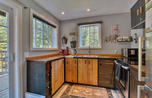 Chertsey Casa | Cozy chalet with river access, sauna & nature