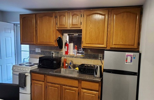Cedarhurst Cabaña | Cozy, Charming and Private Guest House Near JFK, LIRR, NYC!