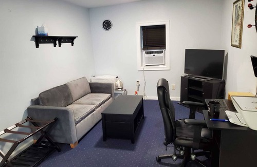 Cedarhurst Cabaña | Cozy, Charming and Private Guest House Near JFK, LIRR, NYC!