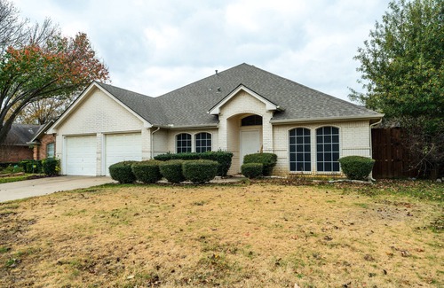 South Arlington Casa | Cozy Charming Brick Home Updated NEW furnitures! Arlington Central!
