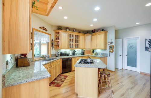 Lake Almanor West Casa | Cozy Chester Home w/ Patio & Lake Access!