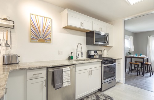 Hazel Park Casa | Cozy Chic House 3 Bdrm/1.5 Bath 📍 10 min to Detroit