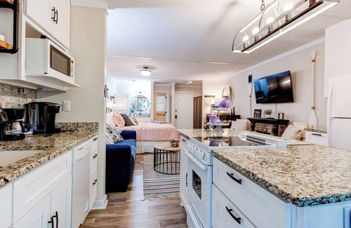 Lake Lure Condominio | Cozy-Chic Lake Lure Studio Rumbling Bald Resort Access!