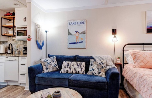 Lake Lure Condominio | Cozy-Chic Lake Lure Studio Rumbling Bald Resort Access!