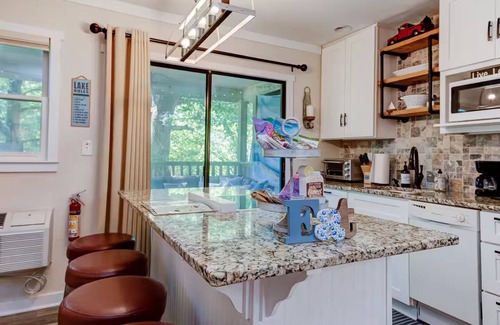 Lake Lure Condominio | Cozy-Chic Lake Lure Studio Rumbling Bald Resort Access!