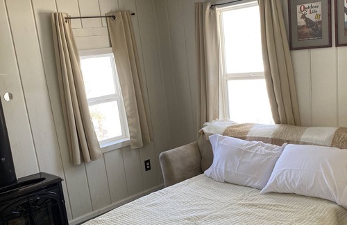 Paris Cabaña | Cozy Chippewa Lake Cottage With Shared Lake Access