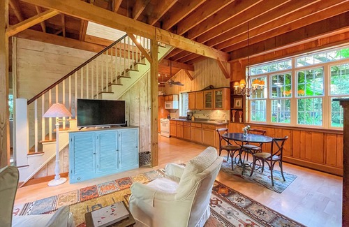 Chautauqua Otro | Cozy CHQ Farmhouse Escape by Stream & Cabin - 2.8mi to Main Gate, sleeps 12!
