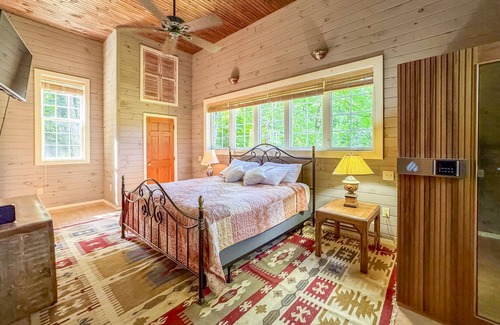 Chautauqua Otro | Cozy CHQ Farmhouse Escape by Stream & Cabin - 2.8mi to Main Gate, sleeps 12!
