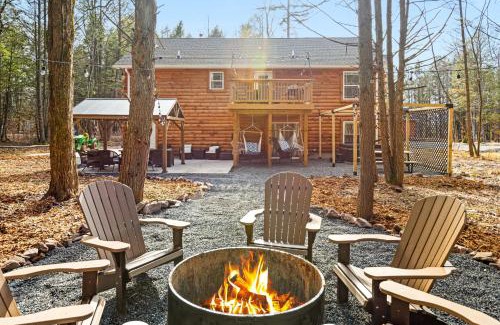 Blakeslee Casa | Cozy Cinema Cabin - Hot Tub and More