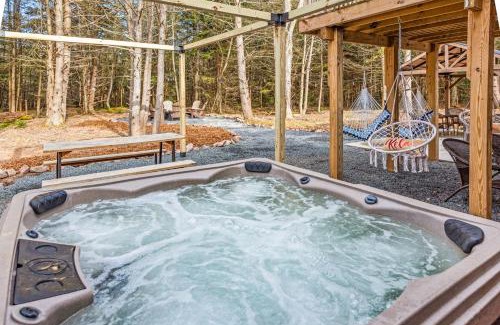 Blakeslee Casa | Cozy Cinema Cabin - Hot Tub and More