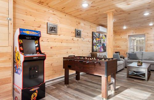 Blakeslee Casa | Cozy Cinema Cabin - Hot Tub and More
