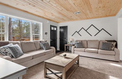 Blakeslee Casa | Cozy Cinema Cabin - Hot Tub and More
