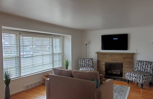 Detroit Casa | Cozy City Comfort with modern style