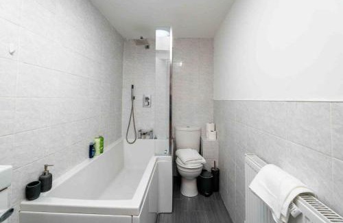 Splott Casa | Cozy City Townhouse - Free Parking