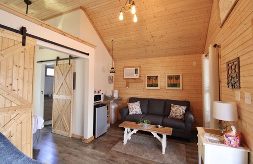 Lenoir City Cabina | Cozy Classy Cabin - pet friendly! 1 minute from Lenoir City's main street