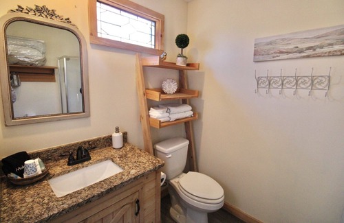 Lenoir City Cabina | Cozy Classy Cabin - pet friendly! 1 minute from Lenoir City's main street