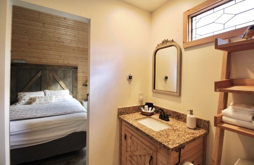 Lenoir City Cabina | Cozy Classy Cabin - pet friendly! 1 minute from Lenoir City's main street