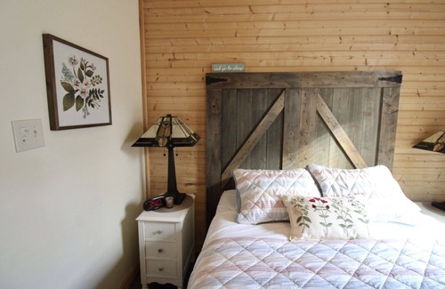 Lenoir City Cabina | Cozy Classy Cabin - pet friendly! 1 minute from Lenoir City's main street