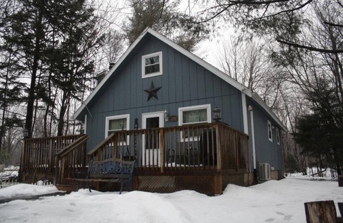 Pocono Summit Chalet De Esquí | ACOGEDOR Y LIMPIO! 2 BR Pocono MTN Chalet con excelente ubicación!