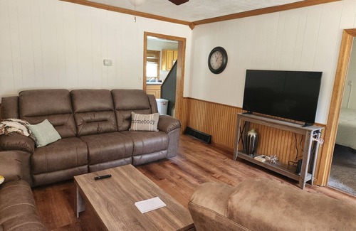 Brownsville Casa | Cozy, clean 3-bedroom house with AC and WiFi in serene Brownsville, MN.