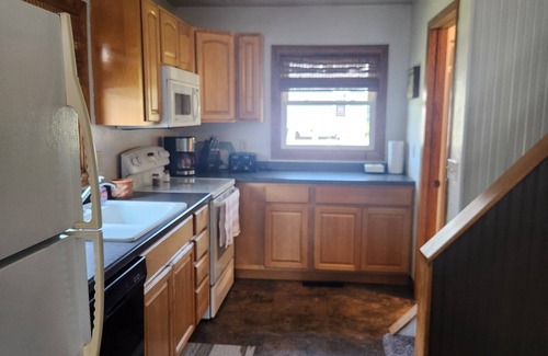 Brownsville Casa | Cozy, clean 3-bedroom house with AC and WiFi in serene Brownsville, MN.