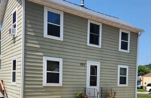 Brownsville Casa | Cozy, clean 3-bedroom house with AC and WiFi in serene Brownsville, MN.
