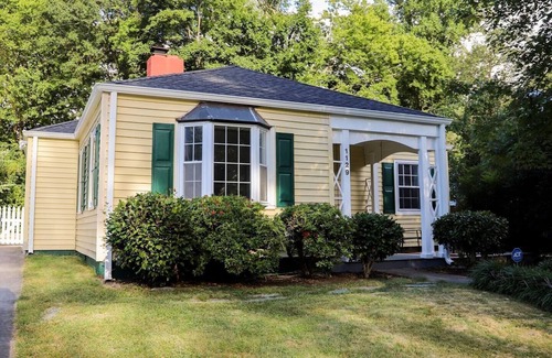 Winston - Salem Cabaña | Cozy & Clean Home In Ardmore - The Yellow Cottage
