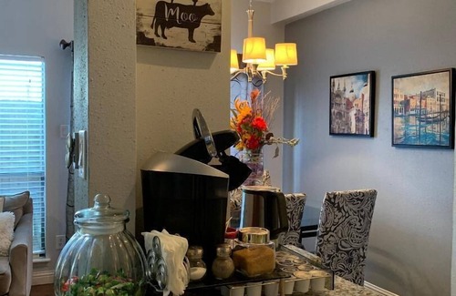 Houston Condominio | Hermosa tranquila 2Bd / 2Ba Apartamento totalmente amueblado en el corazón de Galleria