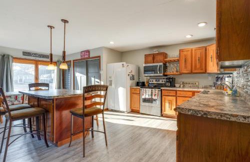 Clear Lake Casa | Cozy Clear Lake Home - Walk to Town and Boat Dock!