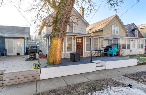 Clear Lake Casa | Cozy Clear Lake Home - Walk to Town and Boat Dock!