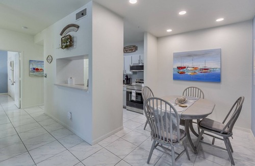 Clearwater Condominio | Best Cozy beach condo Clearwater W/resort like, 1st floor heated pool, parking