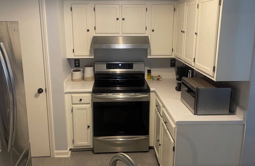 Greensboro Cabaña | Cozy, Close-to-Everything Cottage: Long-Stay & Laptop Ready