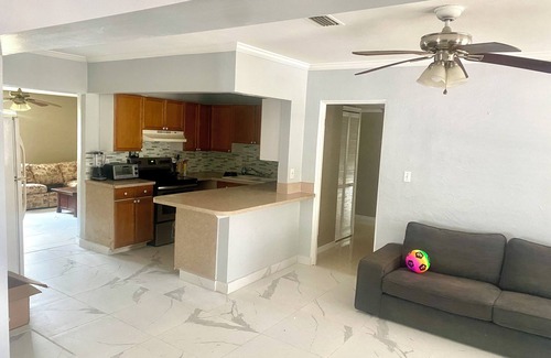 St. Petersburg - Clearwater Casa | Cozy Closet Room with AC, WiFi in fabulous St. Petersburg