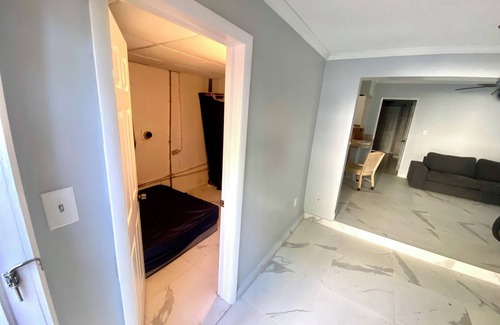 St. Petersburg - Clearwater Casa | Cozy Closet Room with AC, WiFi in fabulous St. Petersburg