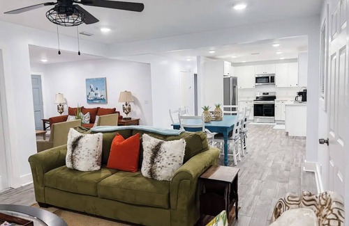 Country Club Estates Casa | Cozy Coastal Abode- 4bed,3bath