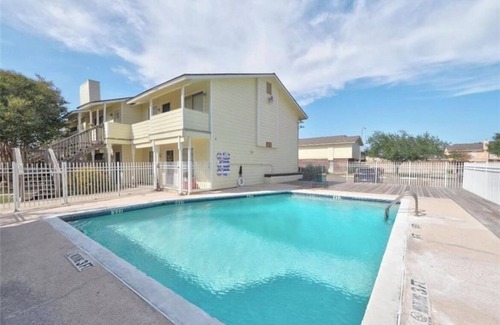 Bay Area Condominio | Cozy Coastal Condo in Corpus Christi w/Pool