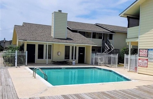 Bay Area Condominio | Cozy Coastal Condo in Corpus Christi w/Pool