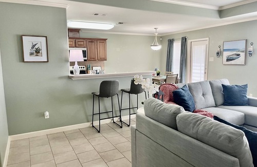 South Side Casa | Cozy Coastal Cottage that is 15-minute drive to the beach!