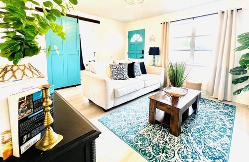 Disston Heights Casa | Cozy coastal cottage–15 minutes from beach or downtown