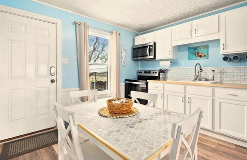 Rockport Casa | Cozy Coastal Cottage @Holiday Beach~Pet friendly!