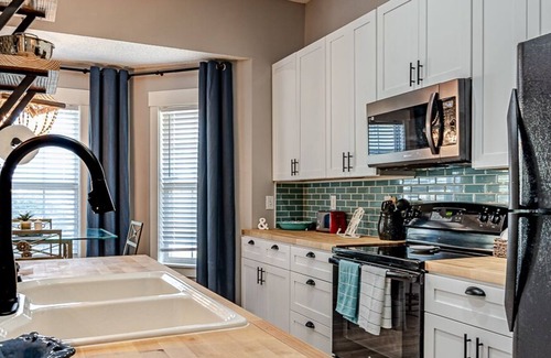 Myrtle Grove Casa | Cozy Coastal Cottage - Family Friendly, & minutes from the Beach!