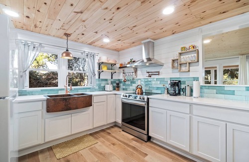 Morehead City Cabaña | Cozy Coastal Retreat: Charming 2-Bedroom Cottage in Morehead City!