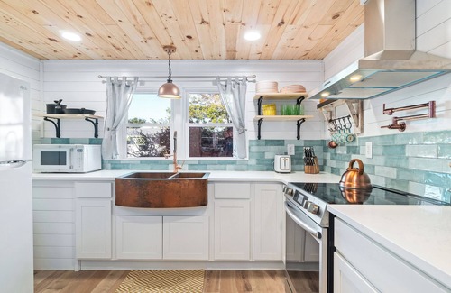 Morehead City Cabaña | Cozy Coastal Retreat: Charming 2-Bedroom Cottage in Morehead City!