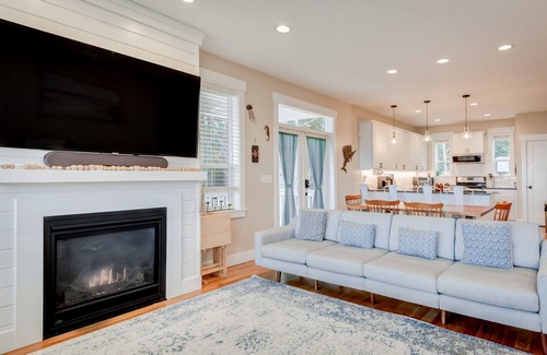 Lincoln City Casa | Cozy coastal retreat- Sauna, hot tub, firepit, ocean/forest views