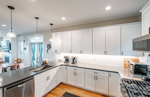 Lincoln City Casa | Cozy coastal retreat- Sauna, hot tub, firepit, ocean/forest views