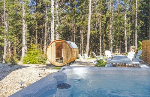 Lincoln City Casa | Cozy coastal retreat w/ocean and forest views