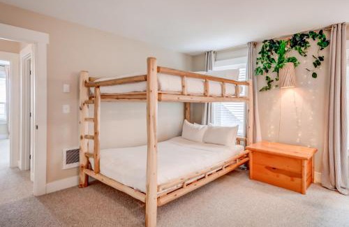 Lincoln City Casa | Cozy coastal retreat w/ocean and forest views