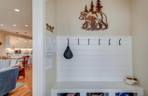 Lincoln City Casa | Cozy coastal retreat w/ocean and forest views