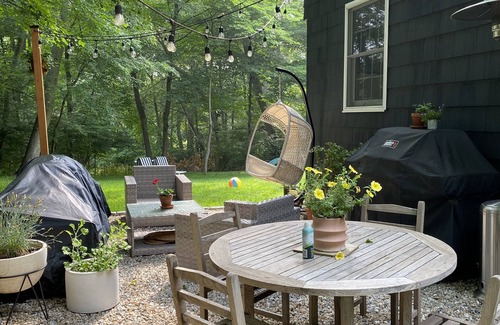 Darien Casa | Cozy Coastal Retreat w/ Detached Office Near NYC