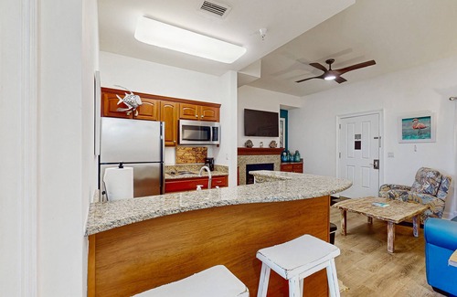 Sunnyside Condominio | Cozy coastal condo with shared pool/hot tub, and beach access-dog friendly